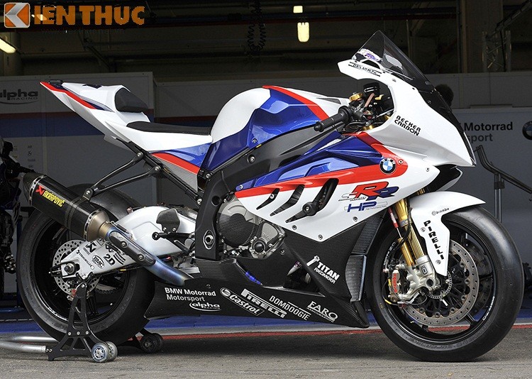  Siêu môtô BMW S1000RR với thiết kế dàn áo với 3 màu xanh trắng đỏ được độ lại hoàn hảo để phù hợp cho giải đua quốc tế WSBK.